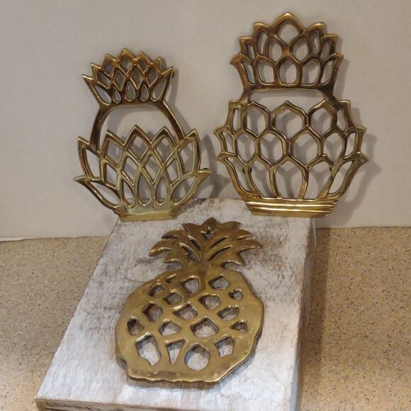 👍 Set of Three Brass Pineapple trivets.  C7 - Picture 1 of 9